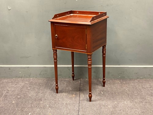 Lot 452 - A 19th century mahogany pot cupboard 74 x 41 x...