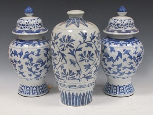 Lot 56 - A pair of modern blue and white Chinese...