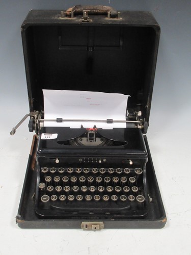 Lot 122 - A 20th century Royal Typewriter CO INC USA, cased