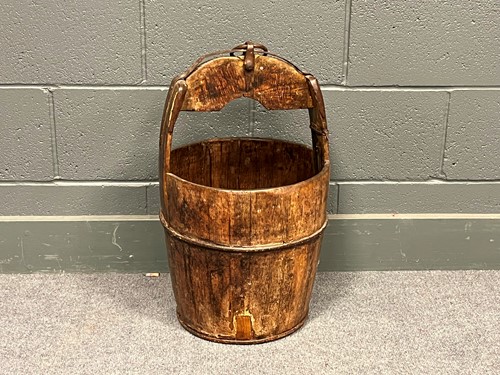 Lot 729 - An elm water bucket 57cm high