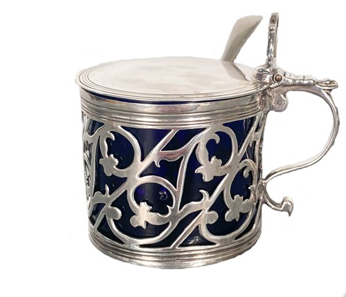 Lot 483 - A George III 18th century silver drum mustard