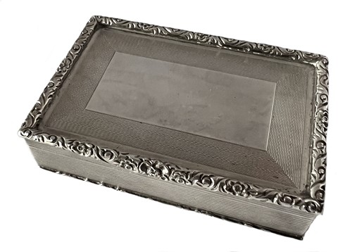 Lot 402 - A mid 20th century silver snuff box