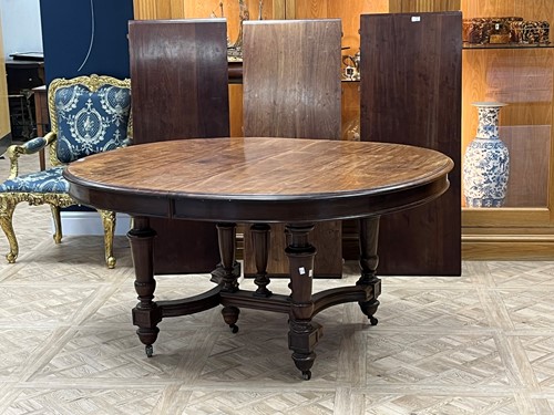 Lot 357 - An Edwardian mahogany extending dining table,...
