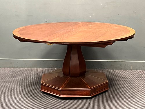 Lot 686 - A mahogany extending dining table with an...