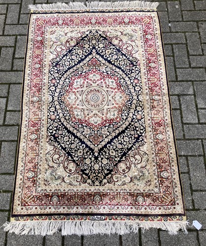 Lot 486 - A silk Hereke rug 165 x 95cm