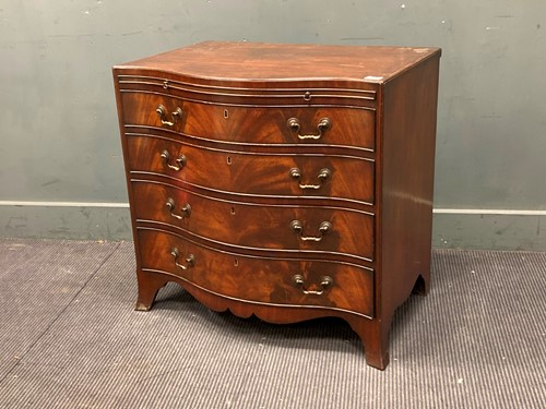 Lot 442 - A mahogany serpentine chest of drawers with...