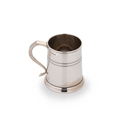 Lot 572 - An Elizabeth II silver beer mug