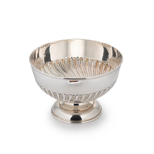 Lot 536 - An Edward VII silver punchbowl