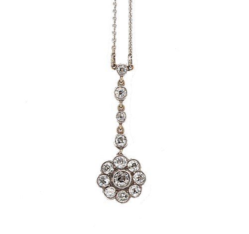 Lot 267 - An Edwardian diamond cluster pendant on an 18ct gold chain