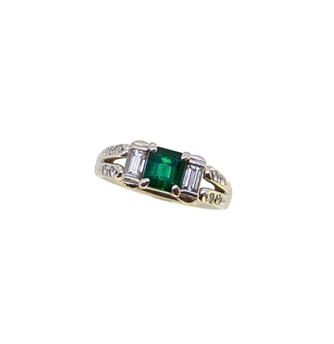 Lot 132 - An emerald and diamond ring