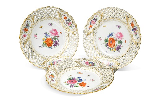 Lot 605 - A set of eighteen Meissen plates, circa 1900
