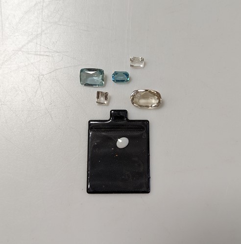 Lot 321 - A collection of loose gemstones, to include,...