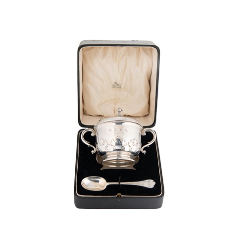 Lot 640 - A George V silver porringer, cover and spoon