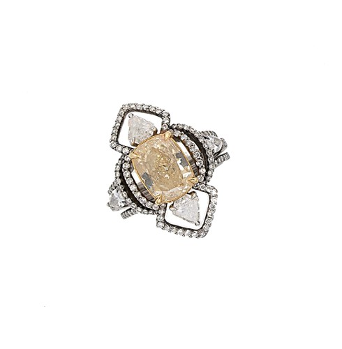 Lot 273 - A modern diamond ring