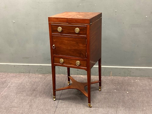 Lot 818 - A Regency mahogany washstand 94 x 44 x 41cm