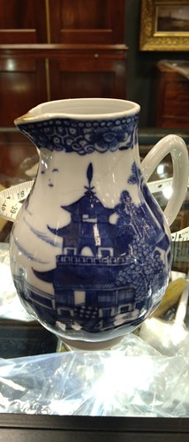 Lot 66 - Decorative jugs and animal ornaments including...
