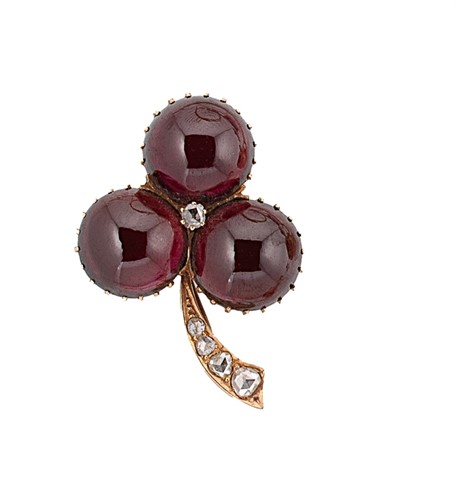 Lot 71 - A garnet and diamond brooch