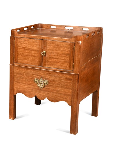 Lot 581 - A George III mahogany bedside commode