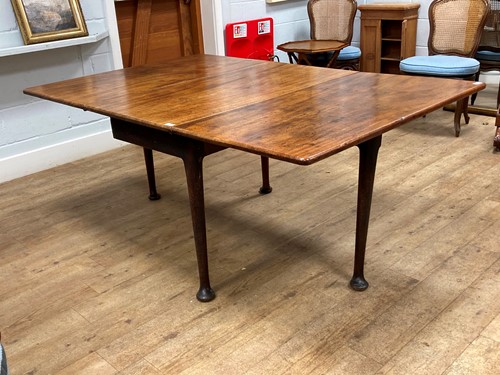 Lot 897 - A mid-18th century mahogany gateleg dining...