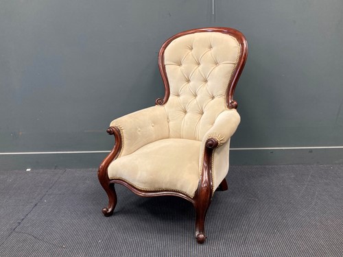 Lot 765 - A Victorian button back armchair 105 x 75 x 90cm