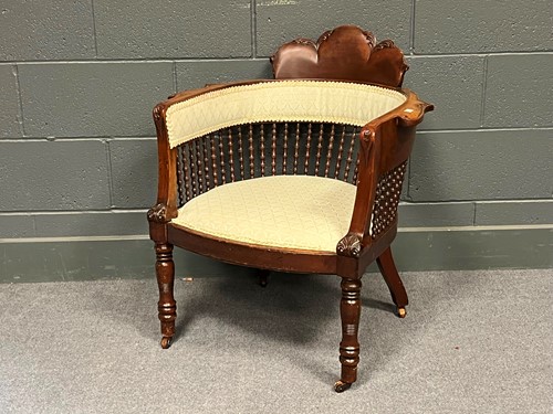 Lot 792 - An American mahogany tub chair 79 x 66 x 54cm