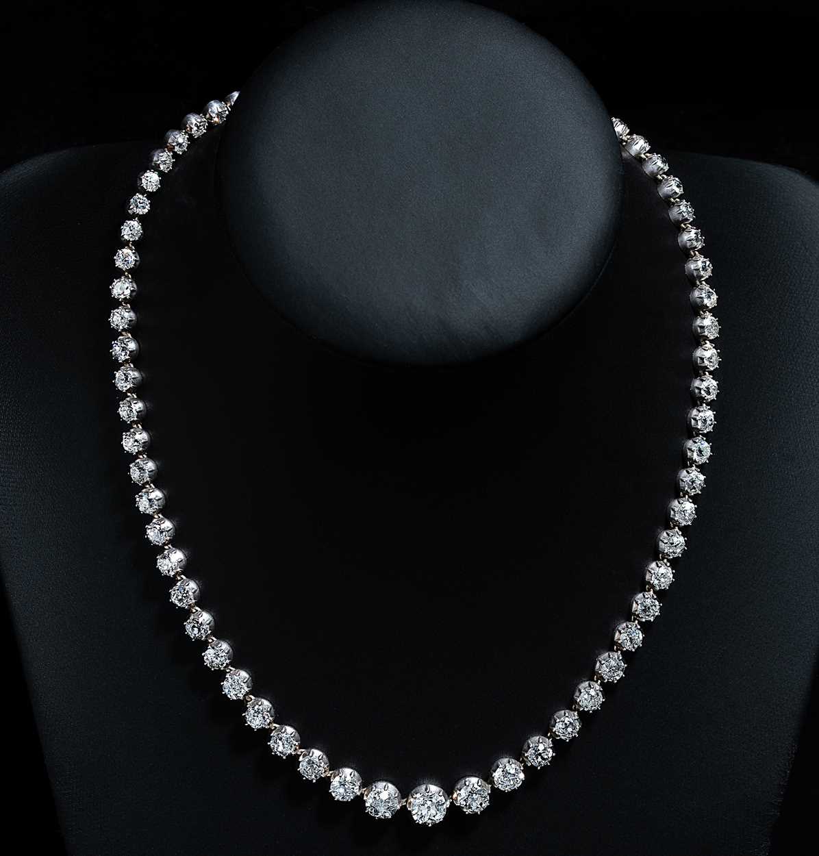 Lot 291 - A Victorian diamond rivière necklace