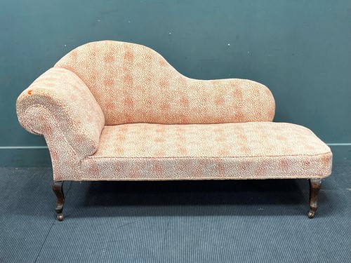 Lot 876 - An Edwardian upholstered chaise longue on...