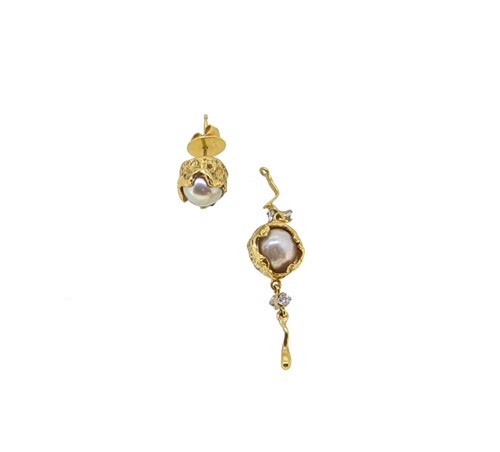 Lot 289 - Charles de Temple - A pearl and diamond 'Wrapped' bracelet, together with a matching single earring