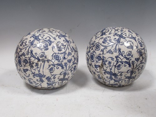 Lot 30 - A pair of Continental blue and white transfer...