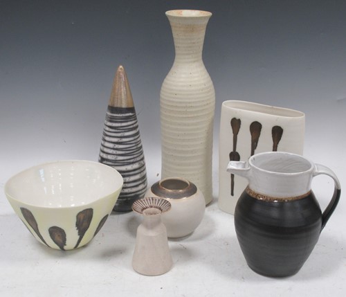 Lot 6 - A collection of studio pottery and ceramics to...