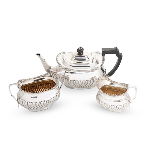 Lot 652 - A George V silver 3-piece tea set