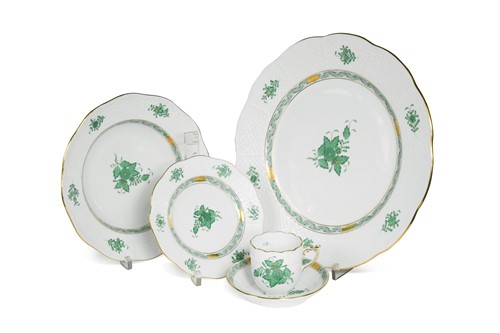 Lot 151 - A Herend porcelain 'Apponyi Vert' dinner service for fourteen