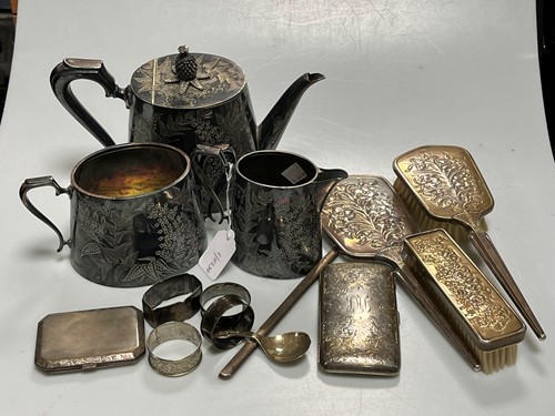 Lot 313 - Four silver napkin rings, a silver caddy spoon...