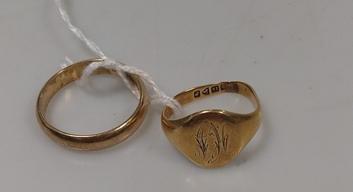 Lot 262 - A hallmarked 18ct gold signet ring, together...