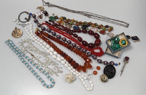 Lot 289 - A bakelite bead necklace, together with a...
