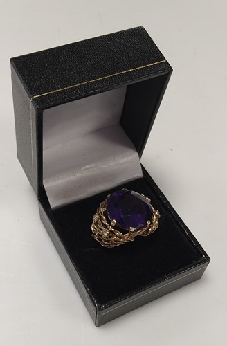 Lot 263 - An amethyst ring, stamped '9CT', weight 9.8g