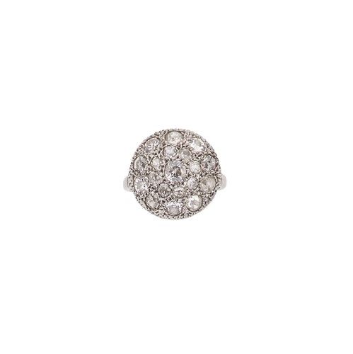 Lot 263 - A diamond set cluster ring