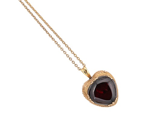 Lot 72 - A garnet memorial pendant and chain