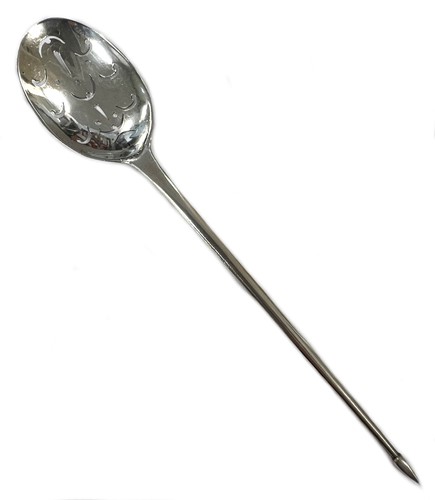 Lot 504 - An 18th century silver mote spoon