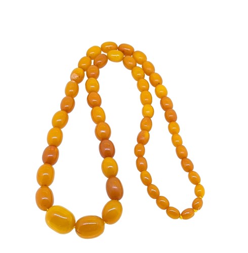 Lot 11 - An amber bead necklace