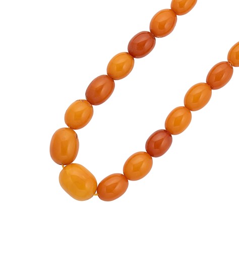 Lot 11 - An amber bead necklace