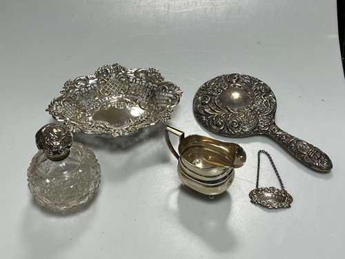 Lot 318 - A small collection of silverware including a...