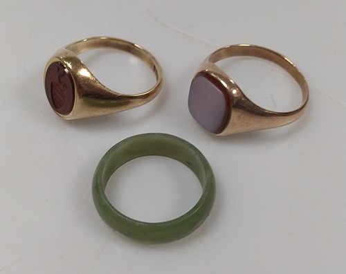 Lot 285 - A hallmarked 9ct gold hardstone intaglio ring...