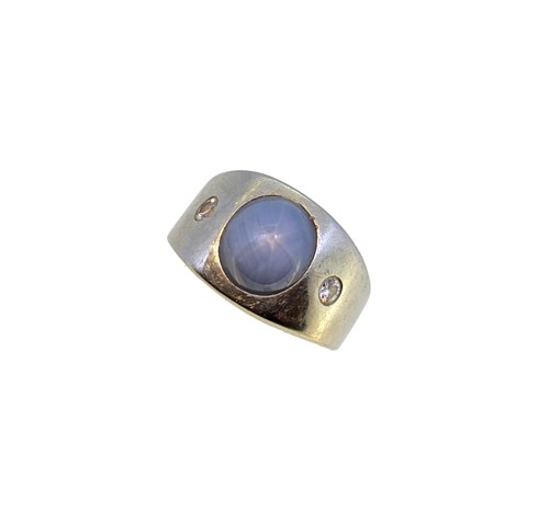 Lot 125 - A star sapphire and diamond ring