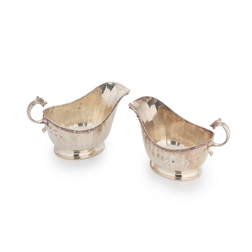 Lot 659 - A pair of George VI silver sauce boats