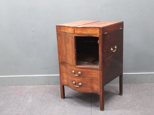 Lot 835 - A George III mahogany serpentine fronted wash...