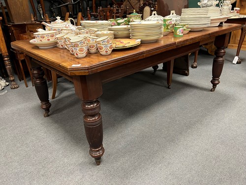 Lot 798 - An Edwardian mahogany extending dining table...