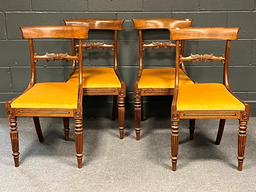 Lot 771 - A late Georgian mahogany oval drop flap dining...
