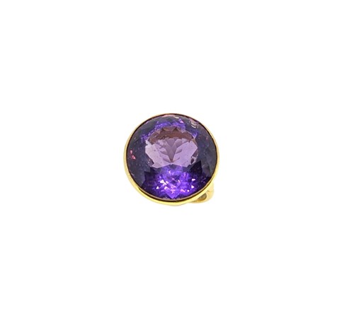 Lot 103 - An 18ct gold amethyst ring