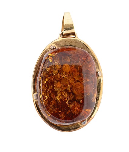 Lot 15 - A continental amber pendant